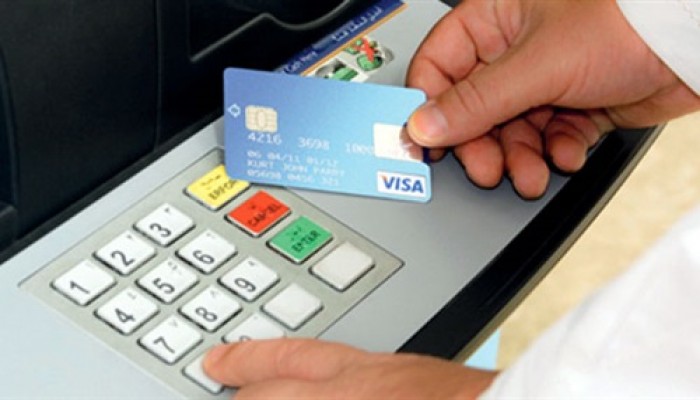 البنك التجاري الدولي يلغي حدود السحب بالبطاقات الائتمانية خارج البلاد