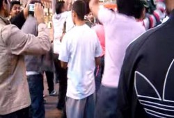 "ديلي ميل" تكشف حقيقة فيديو احتفال مسلمين بهجوم الشانزليزيه