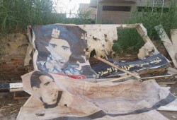 مسؤول انقلابي يحطم لافتة عمرها 30 عام عن الشهيد سليمان خاطر