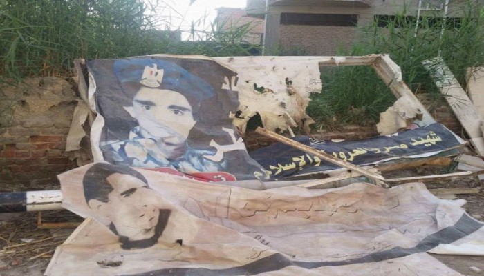 مسؤول انقلابي يحطم لافتة عمرها 30 عام عن الشهيد سليمان خاطر