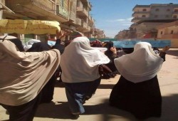 مسيرة حاشدة لنساء حوش عيسي ترفع شعر "فضل المولى" برئ