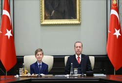 في عيد الطفولة.. أردوغان يترك منصبه الرئاسي لطالب تركي