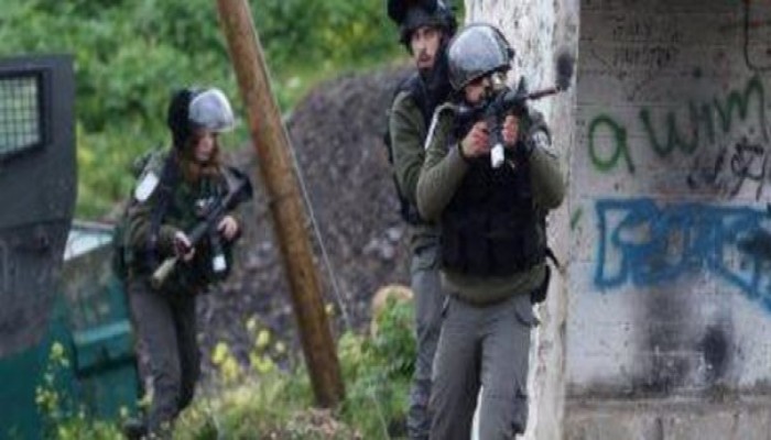 قوات الاحتلال تشن حملة مداهمات بمخيمات الفلسطينيين فى الضفة وتعتقل 7أشخاص