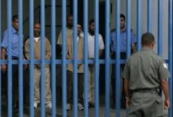نتنياهو يحاصر الأسرى الفلسطينيين ويمنع دعمهم.. ما إجراءاته؟