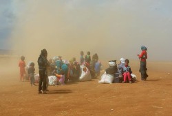 سوريون عالقون بالحدود الجزائرية المغربية يناشدون البلدين إنقاذهم