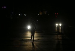 كارثة .. سلطة رام الله توقف تمويل كهرباء غزة نهائياً