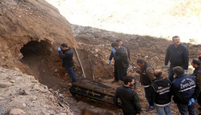 عمال أتراك يكتشفون تابوتا أثناء الحفر.. ماذا بداخله؟ (صور)