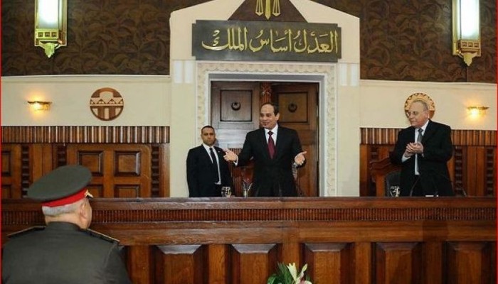 رغم الخدمات والاعتراض.. قائد الانقلاب يصدق على قانون الهيئات القضائية