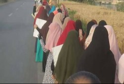 سلسلة بشرية تتبعها مسيرة لثوار بلبيس تندد بغلاء الأسعار