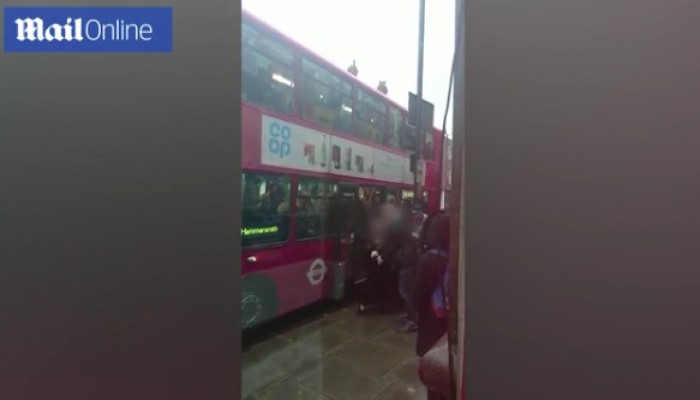 شرطة لندن تسحل فتاة منتقبة بالشارع