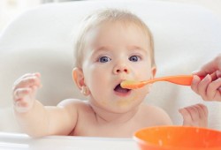 8 أخطاء تقع فيها الأم عند إطعام صغيرها
