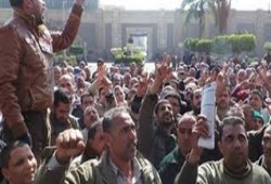 الانقلاب يحتفل بعيد العمال باعتقالات في صفوفهم