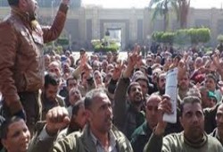 الانقلاب يحتفل بعيد العمال باعتقالات في صفوفهم
