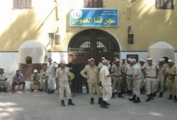 معتقلو سجن قنا ينظمون وقفة داخل السجن اعتراضا على اعتقال زائريهم