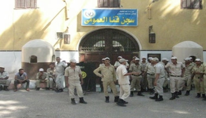 معتقلو سجن قنا ينظمون وقفة داخل السجن اعتراضا على اعتقال زائريهم