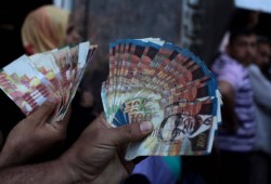 حكومة رام الله تقرر مواصلة اقتطاع رواتب موظفي غزة