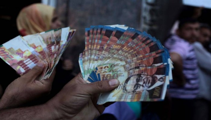 حكومة رام الله تقرر مواصلة اقتطاع رواتب موظفي غزة