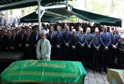 أردوغان يصلي الجنازة على والد "عبد الله غُل"