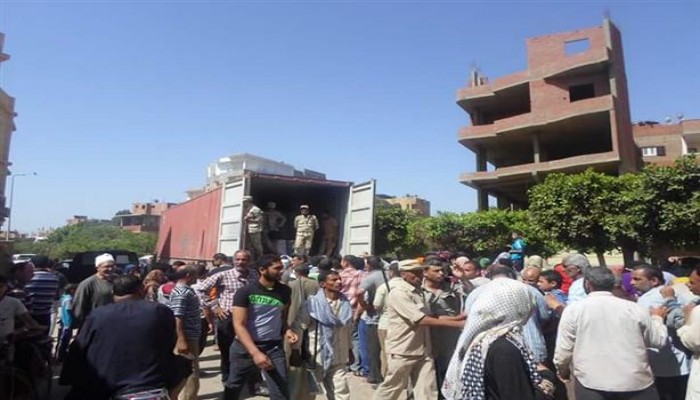 العسكر يستعبد المصريين: زحام شديد على كراتين جيش السيسي للمواد الغذائية بالمنوفية