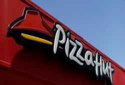 "بيتزا هت" تعتذر للفلسطينيين