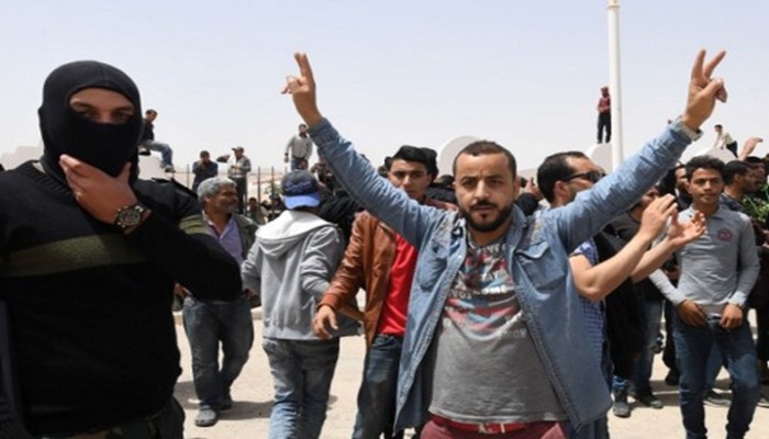 "بوعزيزي جديد" يشعل النار في نفسه ويفجر احتجاجات بتونس