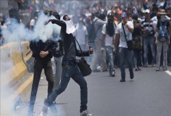 قتيل وعشرات الجرحى في مواجهات بين مؤيدين ومعارضين للحكومة بفنزويلا