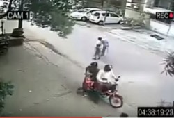 شاهد.. خطف طفل أثناء لعبه وسط أصدقائه