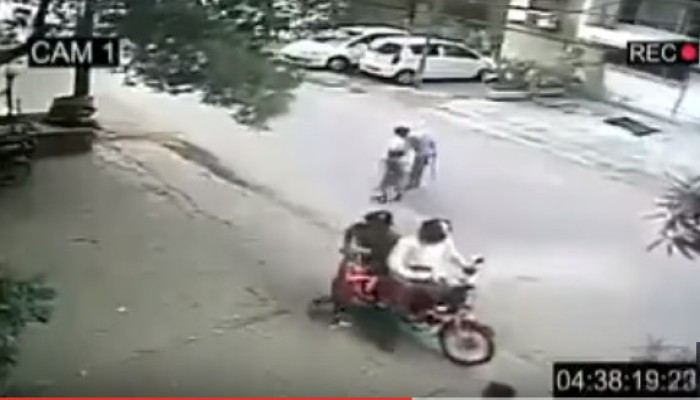 شاهد.. خطف طفل أثناء لعبه وسط أصدقائه