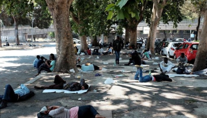 إيطاليا تتجه إلى طرد أعداد كبيرة من اللاجئين