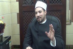 تحويل إمام السيدة نفيسة "مادح السيسي" لعمل إداري لتضامنه مع عبدالجليل