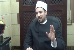 تحويل إمام السيدة نفيسة "مادح السيسي" لعمل إداري لتضامنه مع عبدالجليل