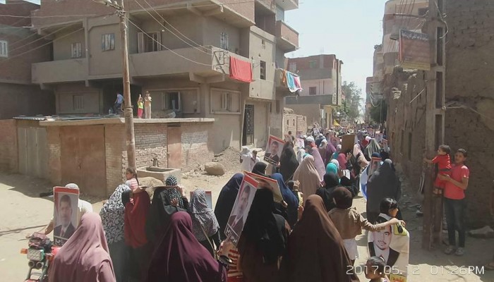 قرية الرئيس مرسي توجه التحية لصموده وتطالب برحيل العسكر