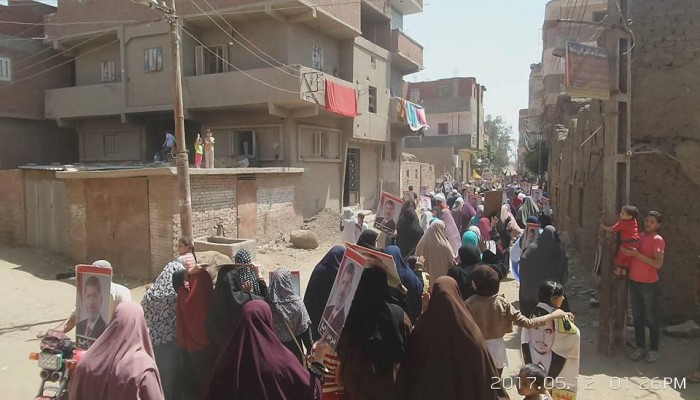 قرية الرئيس مرسي توجه التحية لصموده وتطالب برحيل العسكر