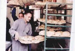 غضب بين المواطنين بعد توقف بطاقات التموين والخبز للتحديث