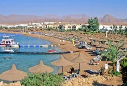 أكبر شركة سياحة بريطانية تلغي رحلاتها إلى شرم الشيخ