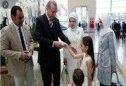 أردوغان يسلم البطاقات الشخصية التركية للطفلة الحلبية "بانا العابد" وأسرتها