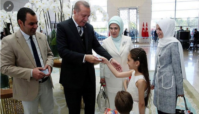 أردوغان يسلم البطاقات الشخصية التركية للطفلة الحلبية "بانا العابد" وأسرتها