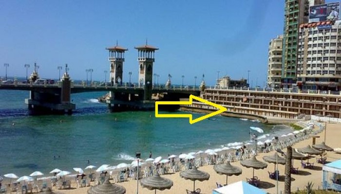 استياء في الإسكندرية من هدم المحليات لأهم معالم أشهر شوطئ المدينة