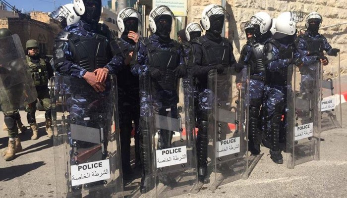 "حرس عباس" يعتدي على أهالي الأسرى لمنع اعتصامهم قرب المقاطعة فى رام الله