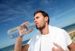 طبيبة تركية تدعو إلى الإكثار من شرب الماء استعدادا لرمضان