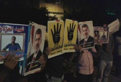 رغم القمع الوحشي: سلسلة بشرية لثوار دمياط أمام قرية الخياطة