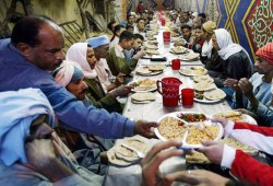 التعويم يعصف بـ «موائد الرحمن»