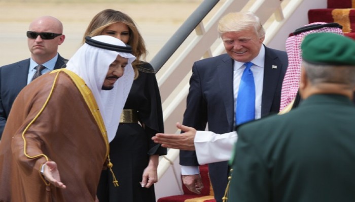 الملك سلمان يستقل ترامب وزوجته في أول زيارة لدولة إسلامية