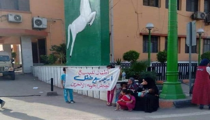 مصرية تعرض أبنائها للبيع بسبب الفقر