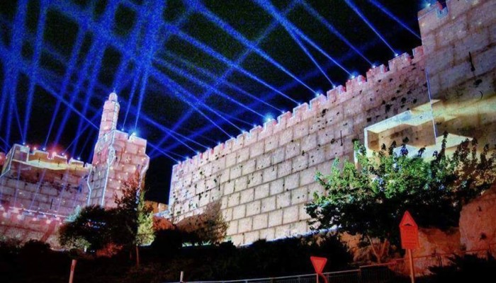 أضواء تهويدية يطلقها الاحتلال في سماء القدس