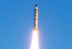 كوريا الشمالية تختبر صاروخا باليستيا جديدا