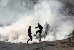 إصابة عشرات الفلسطينيين باختناق في مواجهات مع الصهاينة بالضفة