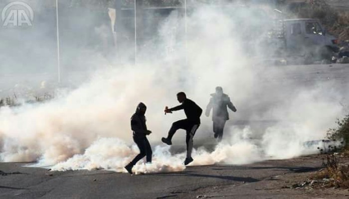 إصابة عشرات الفلسطينيين باختناق في مواجهات مع الصهاينة بالضفة