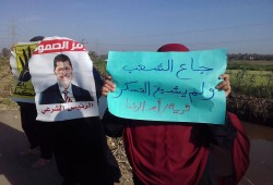 دمياط سلسلة بشرية بعنوان " جاع الشعب و لم يشبع العسكر "