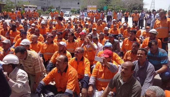 تضامن عمال "طره" مع زملائهم المعتقلين لاحتجاجهم على "قطع الأرزاق"
